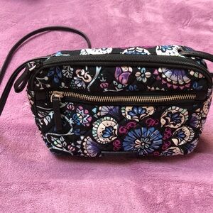 NWOT Vera Bradley crossbody purse with outer zipper pocket and inner card slots